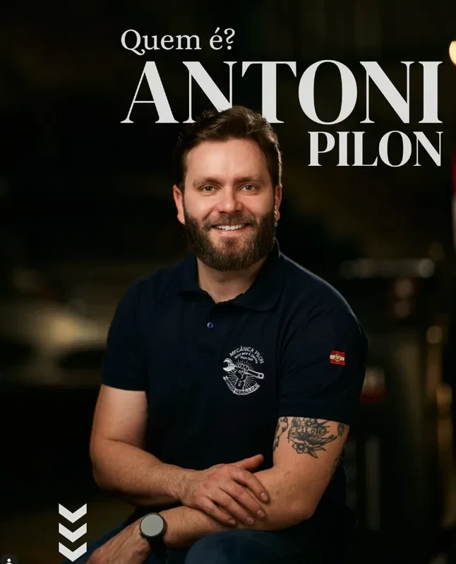 Antoni Pilon sentado na oficina