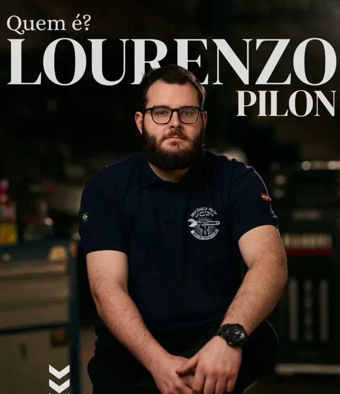 Lourenzo Pilon sentado na oficina